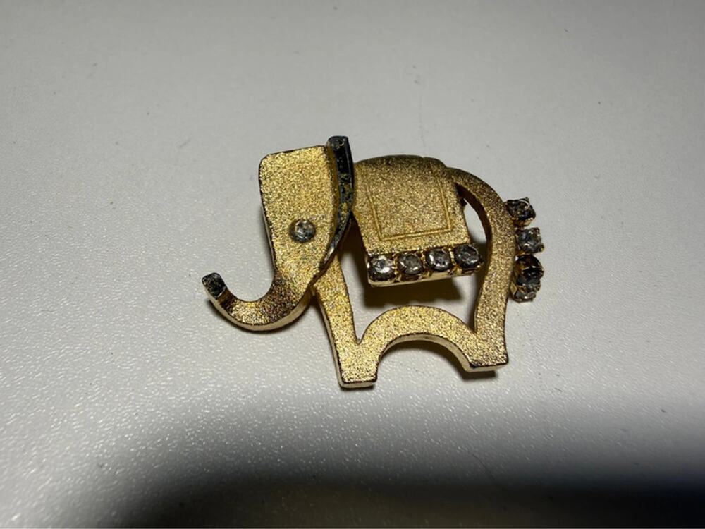 Vintage Gold tone elephant brooch with rhinestone tail 1”